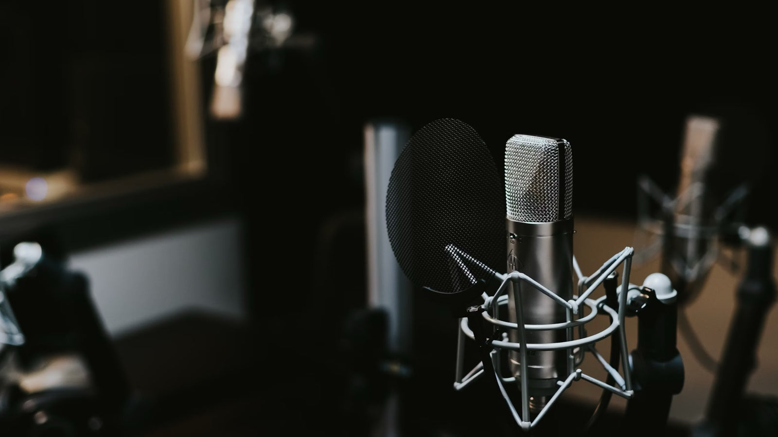 便携式麦克风 vs. 录音室麦克风：哪一个更适合你？