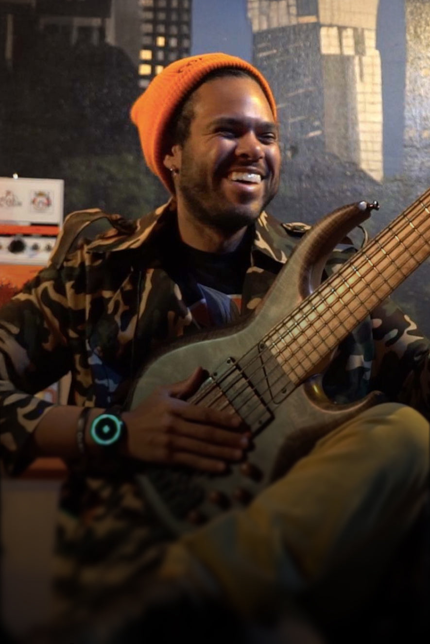 Bubby Lewis，曾与Snoop Dogg、Dr. Dre和Lupe Fiasco合作