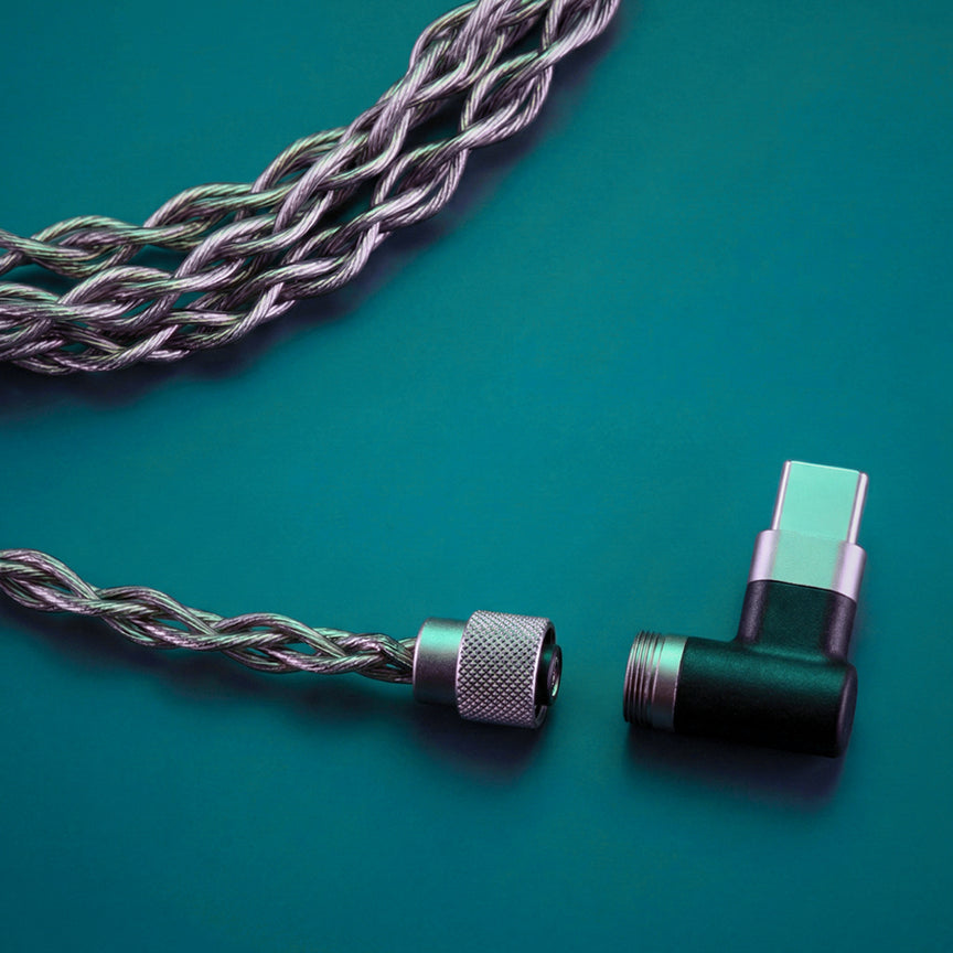 Hi-Fi USB-C 接口。无需转接头。 内置 DAC，支持 24 位 / 96 kHz 的录音室级音频，适用于所有 USB-C 设备。与 Wave Pro 的美学设计完美契合。 单独出售。