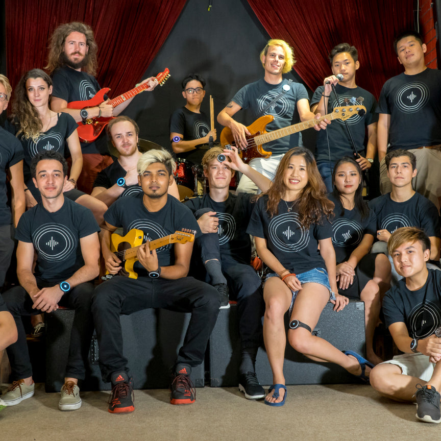 Soundbrenner团队在拍摄照片。