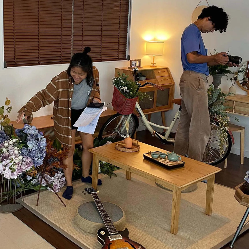 摄影期间的创意制作团队。