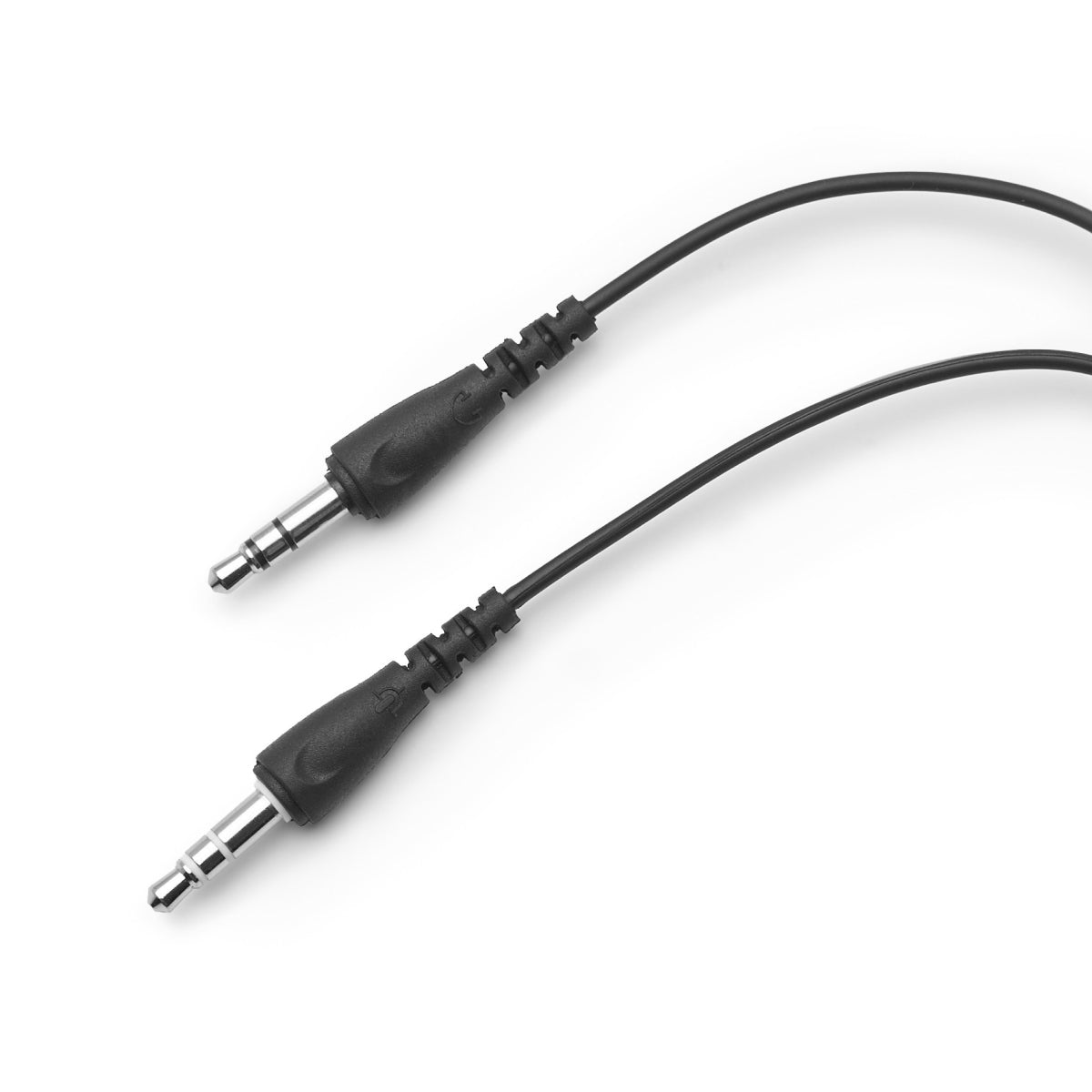 连接在两根独立线缆上的黑色 3.5mm 音频插头