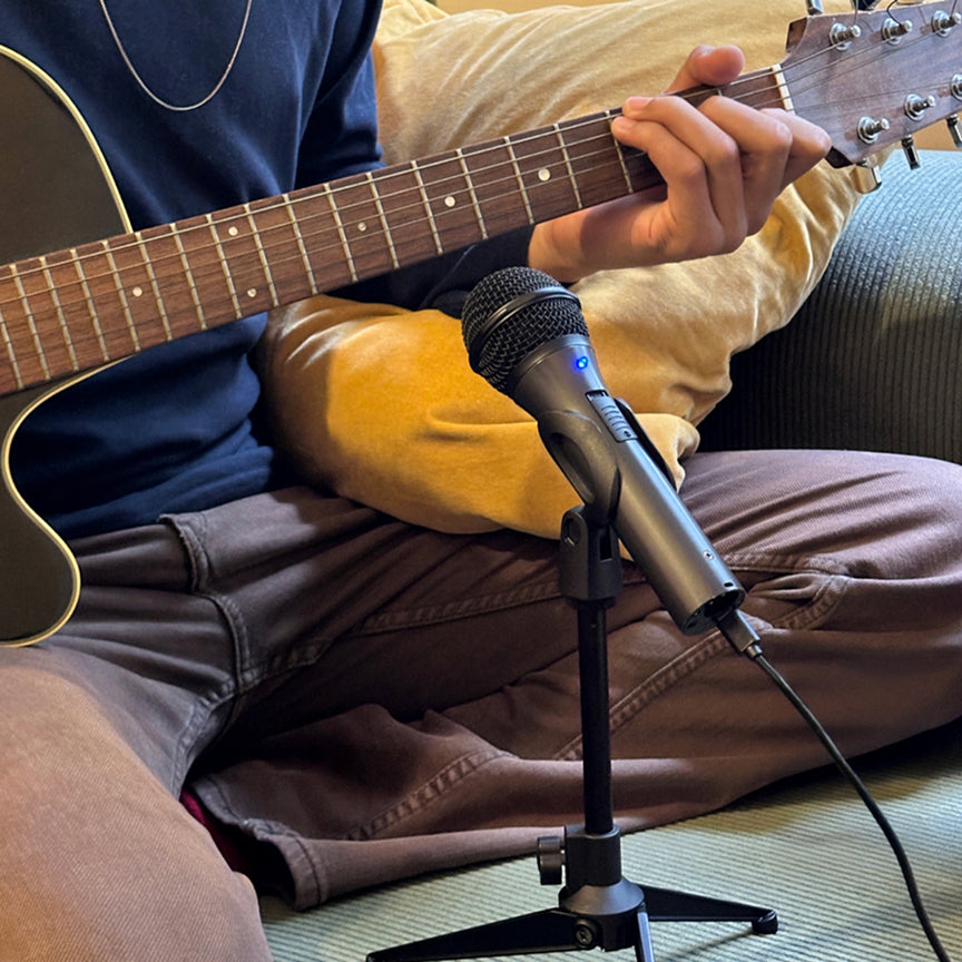 三脚架随附。即刻享受便利。 随附的麦克风支架让你在桌面上录制视频博客和直播变得更简单，支架适配所有带有5/8英寸公螺丝的专业支架，并可通过转接头兼容3/8英寸螺丝，非常适合现场活动、演讲和录音室使用。