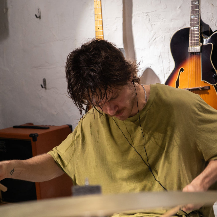 防汗。尽情律动。 专为现场演出和高强度排练打造，Wave 能够应对汗水、高温和聚光灯。