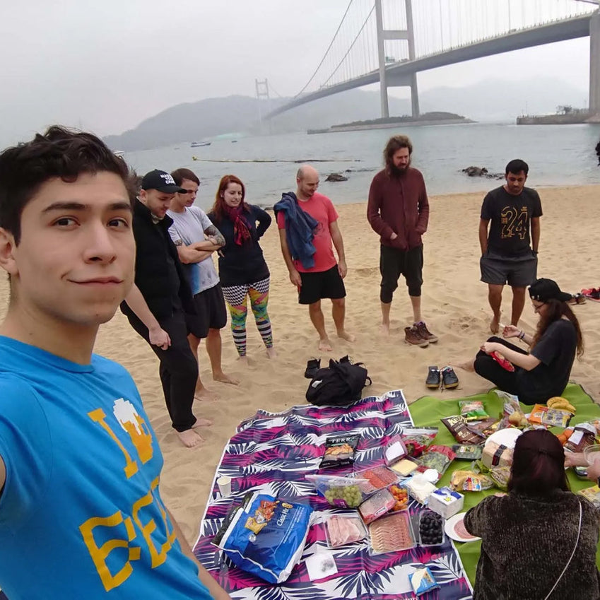 悬索桥下海滩上的团体野餐