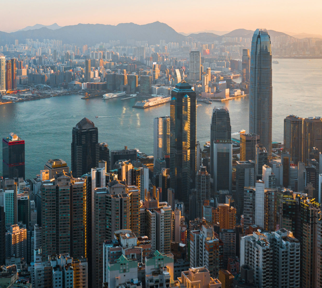 从上方俯瞰的香港天际线和港口