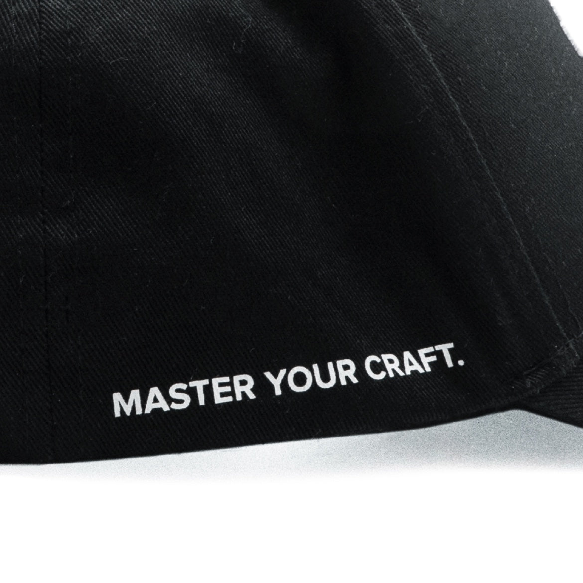 黑色棒球帽上印有“MASTER YOUR CRAFT”字样的特写