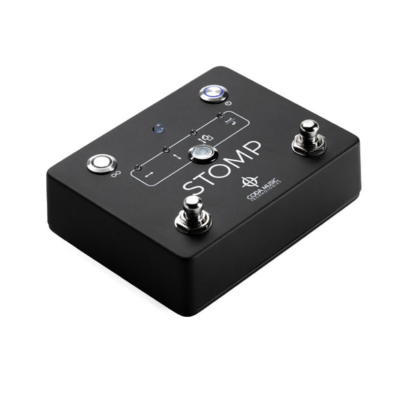 倾斜展示的黑色 Soundbrenner Stomp 脚踏板