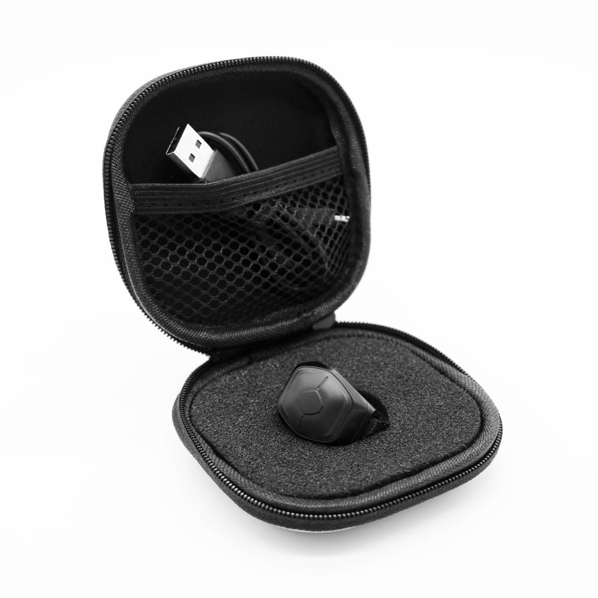打开的收纳盒，内含黑色 MIDI 戒指和一根 USB 线缆