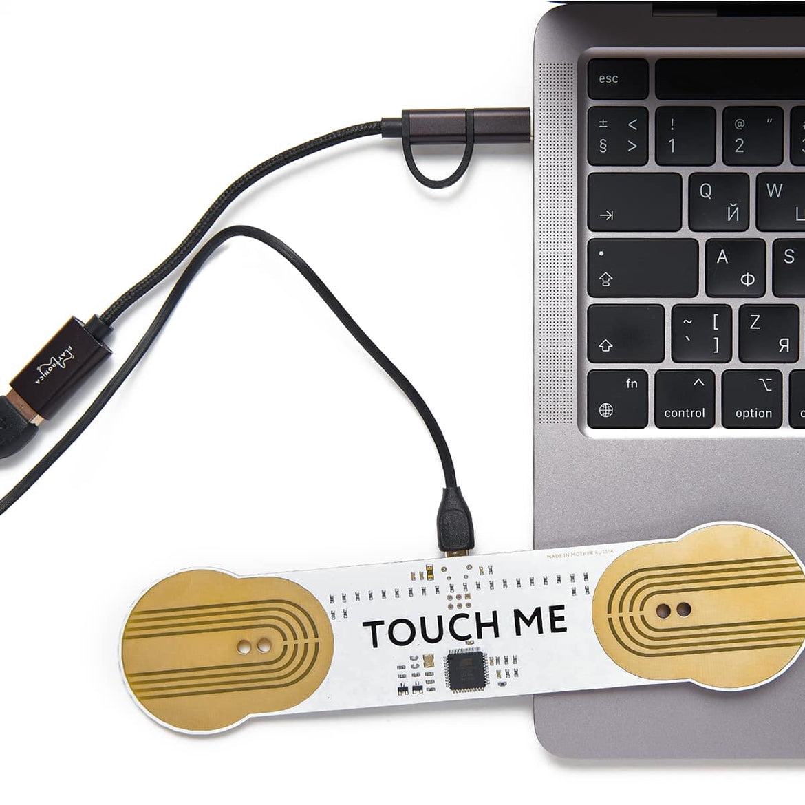 USB-C 转接器将笔记本电脑连接到 TouchMe 电路板