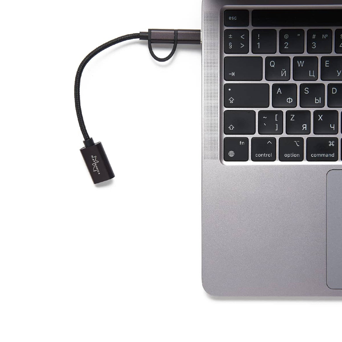 插在笔记本电脑侧面的黑色 USB-C 转接器